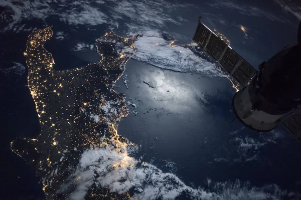 Italië nacht zicht vanuit de ruimte, Rechtenvrije Stockfoto's