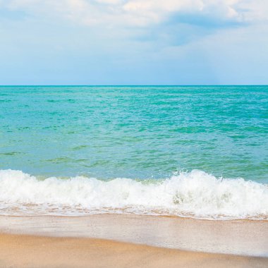 Dalga ve kum plaj tropikal deniz.