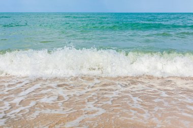 Dalga ve kum plaj tropikal deniz.