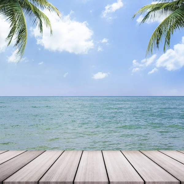 Deniz arka plan, tropik sahilde ahşap zemin ön plan.