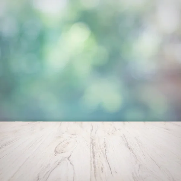 Tavolo in legno vuoto con sfondo verde sfocato . — Foto Stock