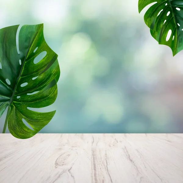 Lege houten tafel met grote groene achtergrond. — Stockfoto