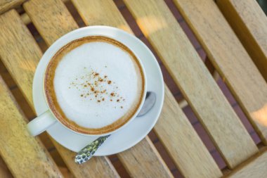 Sıcak kapuçino kahve fincanının en üst görüntüsü