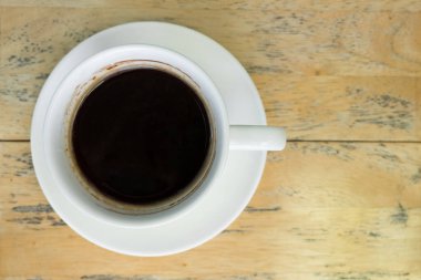 Sıcak americano kahve fincanının en üst görüntüsü