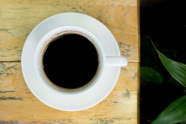 Sıcak americano kahve fincanının en üst görüntüsü