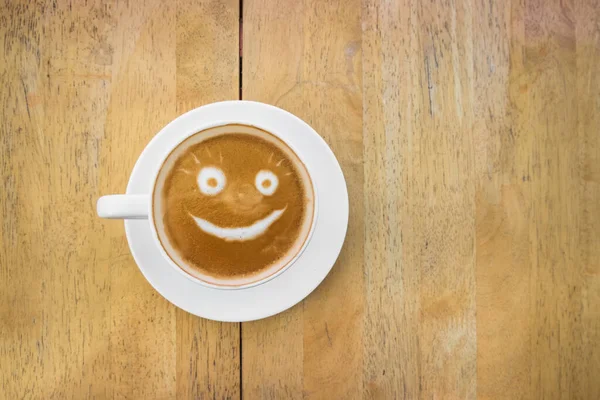 Kahveli kahvenin sanat eseri, ahşap masanın üstünde..