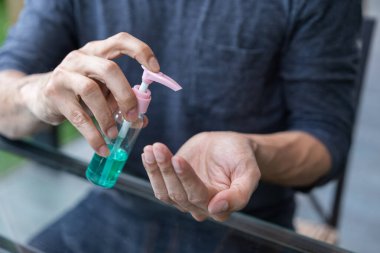 Bahçede mikropları, bakterileri ve virüsü öldürmek için el dezenfektanı olarak alkol jeli kullanmak. Salgın enfeksiyonu önleme.