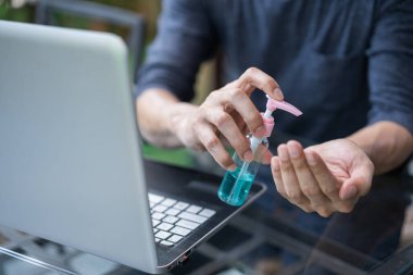 Evde çalışmadan önce alkollü jel ile temiz eller, Covid virüsünü önlemek.