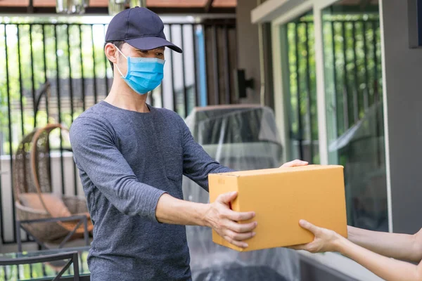 Leverans Man Bär Skyddande Ansiktsmask Stockbild