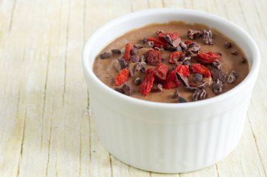 Sağlıklı puding karnabahar, kakao hazretleri ve goji meyveleri ile yapılan.