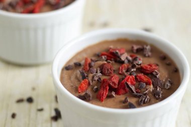 Sağlıklı puding karnabahar, kakao hazretleri ve goji meyveleri ile yapılan.