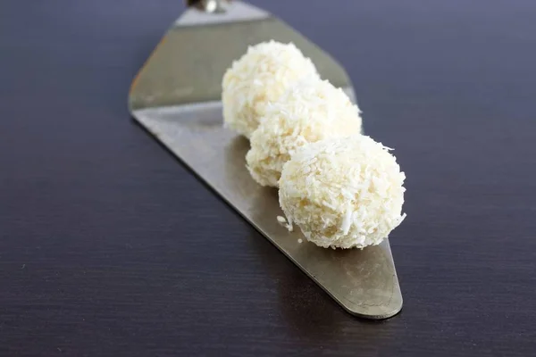 Handmade vegan balls made from coconut butter. — Stock Photo, Image