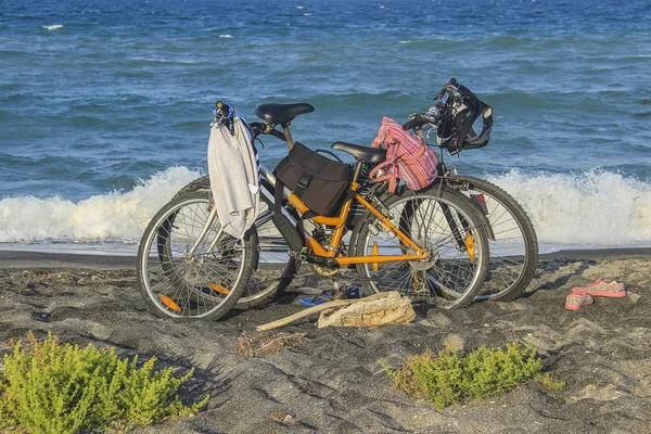 Plajda iki bisiklet — Stok fotoğraf