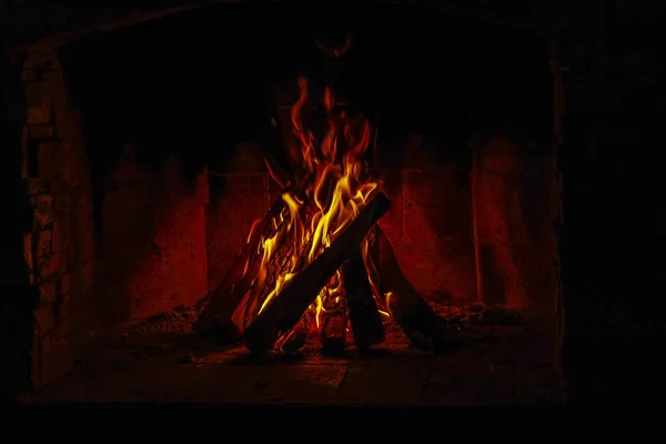 Palanquillas ardientes en caja de fuego de la chimenea — Foto de Stock
