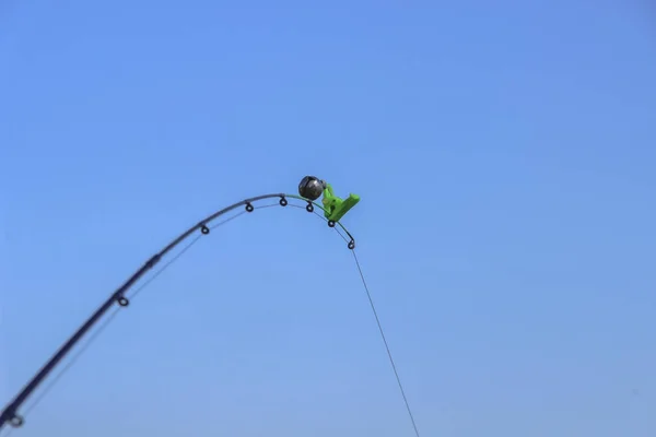 La campana sulla canna da pesca. apparecchiature di filatura — Foto Stock