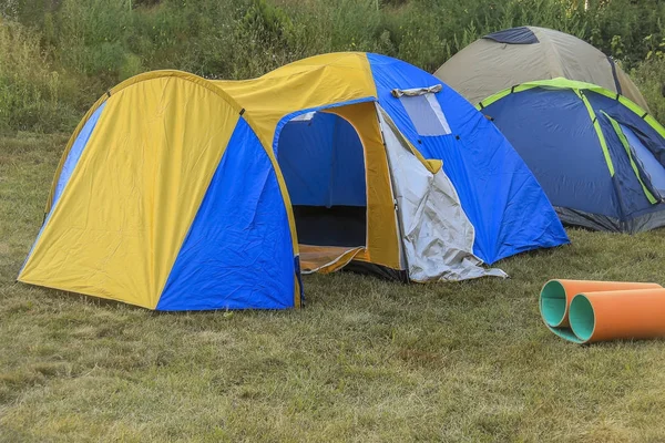 Tenda da campeggio nella natura . — Foto Stock