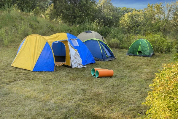 doğada kamp çadırı.