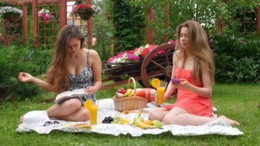 Kızlar piknik ve bir kitap okumak