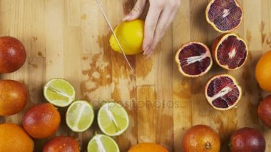 Bir ahşap bank üzerinde kesme freshlemons