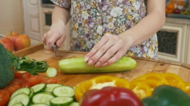 Kadar yakın pealing salatalık