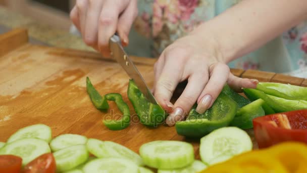 Close-up snijden groene paprika — Stockvideo