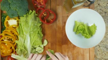 Salata yemek hazırlama