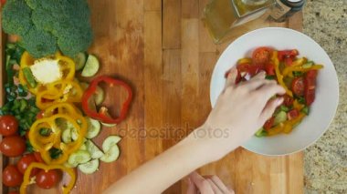 Şef hazırlamak lezzetli ve lezzetli garnitür