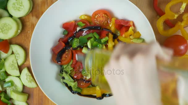 女人手准备美味、 可口的小菜 — 图库视频影像