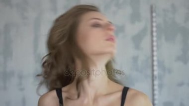 Soyunmak parlak yatak odasında seksi kız Close-Up alır