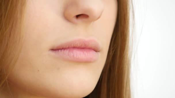 Close-up van meisjes lippen — Stockvideo