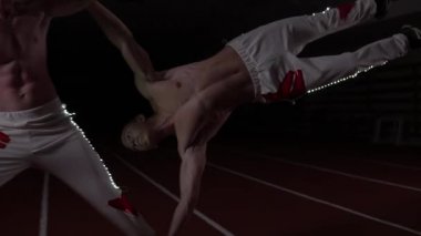 iki jimnastikçi ve akrobatlar spor güç gösterisi yapıyorlar.