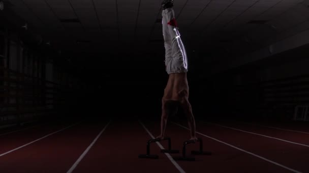 Gymnastka dělá handstand — Stock video