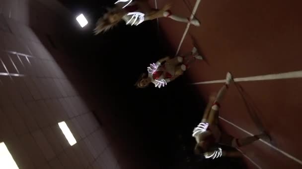 Cheerleaders équipe sautant synchrone — Video