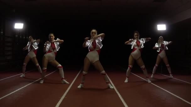 Cheerleaders team in movimento sincronizzato — Video Stock