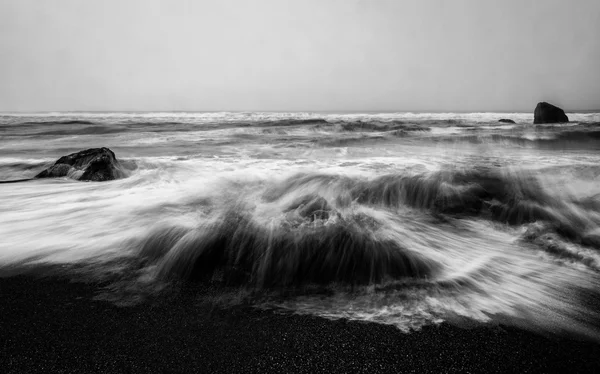 Сердитий океану чорно-білі — стокове фото