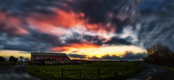 Západ slunce na farmě — Stock fotografie