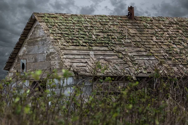 Old Barn Under Stormy Skies — Stock Photo, Image