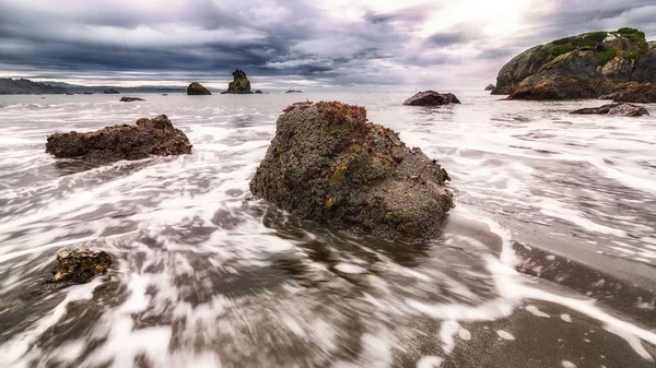 Paisaje de playa rocosa al atardecer —  Fotos de Stock