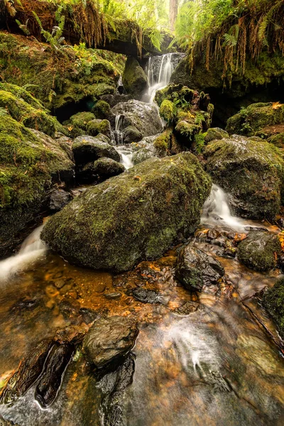 Kleiner Wasserfall in den Bergen Nordkaliforniens — Stockfoto