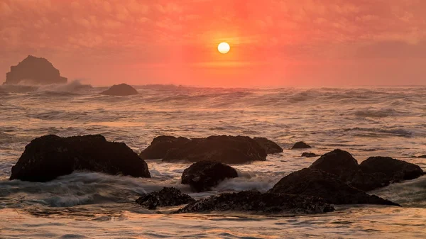 Paisaje de playa rocosa al atardecer — Foto de Stock