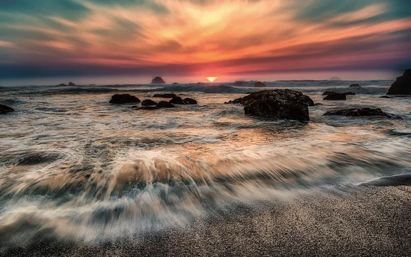 Felsige Strandlandschaft bei Sonnenuntergang — Stockfoto