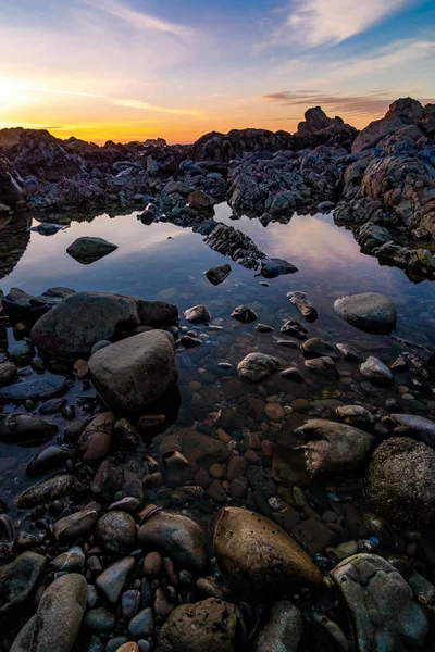 Bir kayalık Pacific Northwest plaj gün batımında — Stok fotoğraf