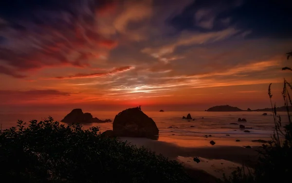 Bir kayalık Pacific Northwest plaj gün batımında — Stok fotoğraf