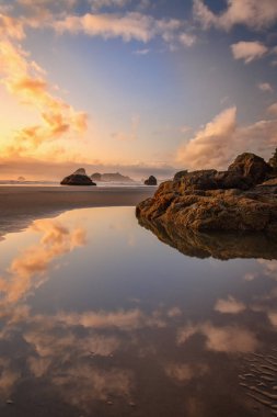 Güzel bir Kuzey Kaliforniya plajında gün batımı