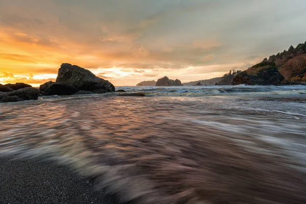 Закат на пляже Северной Калифорнии — стоковое фото
