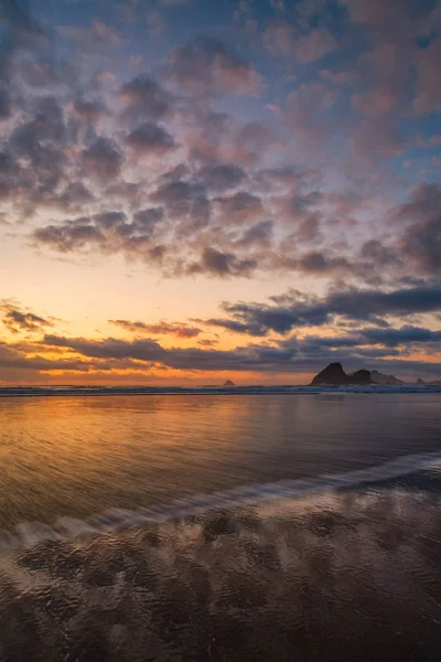 Puesta de sol en una hermosa playa del norte de California — Foto de Stock