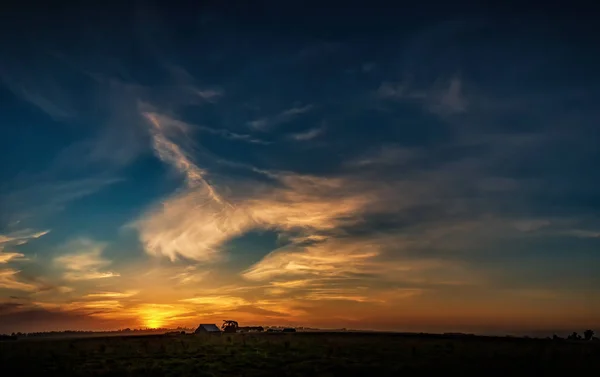 Vecchio fienile al tramonto, immagine a colori panoramica — Foto Stock