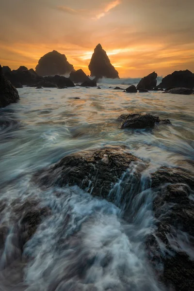 Avond zonsondergang op een tropische rotsachtige strand — Stockfoto