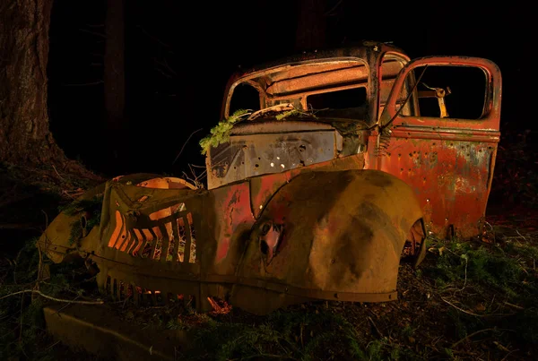 Oxidación antigua abandonada en el bosque por la noche —  Fotos de Stock