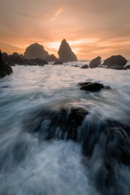 Rocky Kuzey Kaliforniya Sahilinde gün batımı